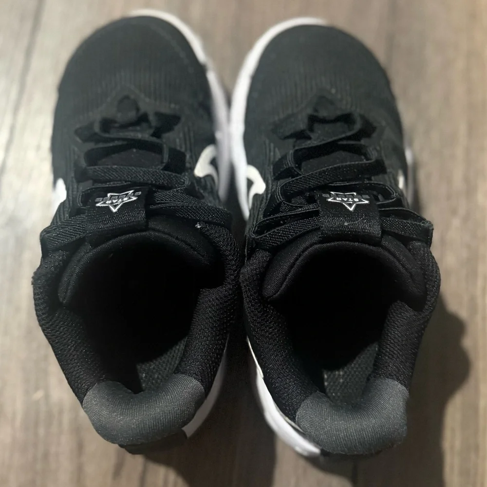 Nike Star Runner 4 Kids Sneakers Black White US 10C Lightweight Running
